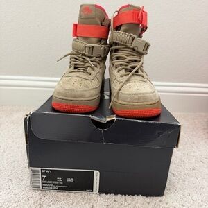 Nike SF AF1 khaki coral